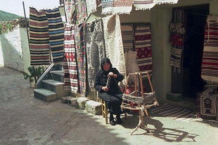 Traditionelle Handarbeiten im Dorf Anogia