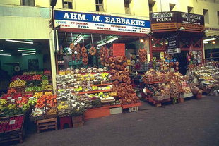 Alcuni dei vivaci negozi del mercato di Chanià