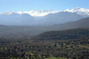I Lefkà Ori sullo sfondo della valle di Stylos da Àptera
