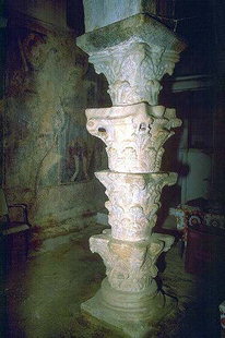 A pillar made of four superimposed Corinthian capitals, Pigi