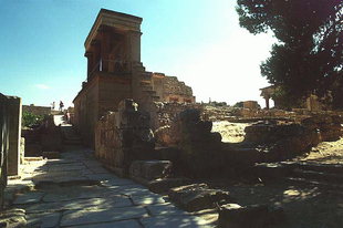 Der Nordeingang mit dem Kultbecken auf der rechten Seite, Knossos
