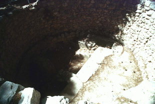 Die Überreste im runden Schacht, Knossos
