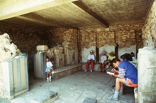 Die Innere Kammer mit ihren restaurierten Bänken, Agia Triada