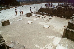 The Hall and the oval column base, Festos
