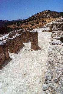 The storerooms and its strong central pillar, Festos