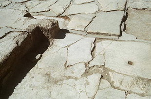 Les châssis de la porte et le trou central de fermeture, Knossos