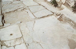 Les châssis de la porte et le trou central de fermeture, Knossos
