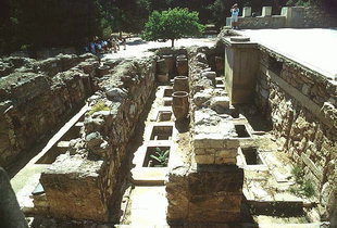 Les pithari et les coffres dans les magasins, Knossos