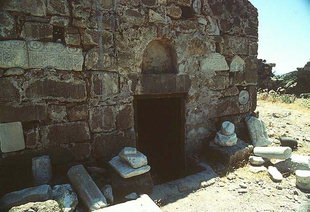Materiale edilizio antico utilizzato per la costruzione di Agios Kirikos, Lissòs