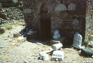 Materiale edilizio antico utilizzato per la costruzione di Agios Kirikos, Lissòs