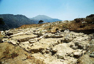 Die antike Stätte von Sivritos oberhalb von Thronos