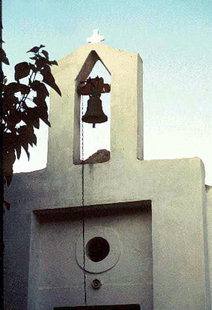 Il campanile della chiesa a quattro navate sulla strada per Thèrisos