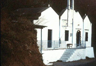 Μια τετράκλιτη εκκλησία στο δρόμο για το Θέρισο