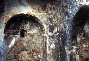 I ruderi della chiesa bizantina di Agios Georgios, Perivolia
