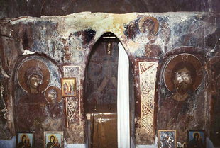 L'iconostase en pierre peinte à fresque de l'église d'Agia Anna, Anisaraki