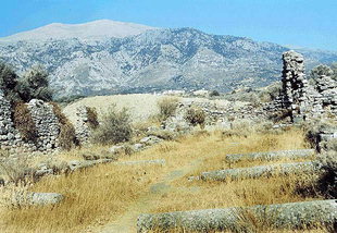 La basilica a tre navate ad Ellinikà ed il Monte Psiloritis