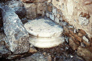Antike Überreste, benutzt zum Bau der Agios Ioannis Theologos-Kirche in Lendas