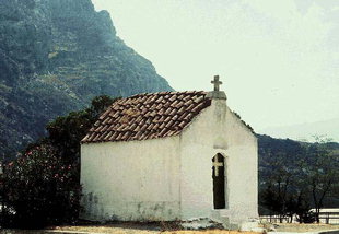 Die Agios Georgios-Kirche im Schulhof von Spili