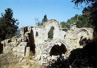 Τα υπολείμματα της εκκλησίας της Αγίας Βαρβάρας του 15ου αιώνα στα Λατσιανά
