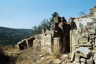 Die Überreste der Agia Varvara-Kirche aus dem 15. Jhdt. in Latsiana