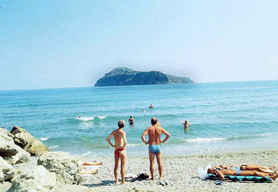 Der hübsche Strand von Platanias und das Inselchen Thodorou