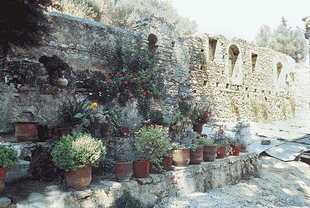 Der Hof der Michael Archangelos-Kirche in Episkopi