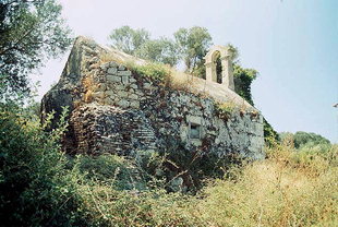 La chiesa bizantina di Agios Georgios vicino a ruderi romani, Nopigia