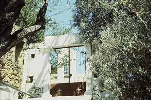 Der Eingang zum Kirchhof von Agia Paraskevi