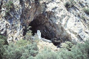 La chapelle de la grotte d'Agia Sofia à Topolia