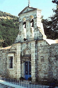 Il portale decorato della chiesa di Agios Ioannis con lo stemma dei Venieri, Deliana