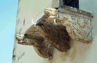 La base d'un balcon dans le Monastère de Gonia, Kolimbari