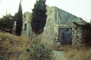 Die unidentifizierten Gebäude und die Tür zum Gefängnis vom Zweiten Weltkrieg, Rethimnon