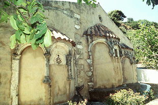 Arcs faux de décoration derrière l'église de la Panagia à Meronas