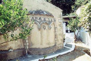 Arcs faux de décoration derrière l'église de la Panagia à Meronas
