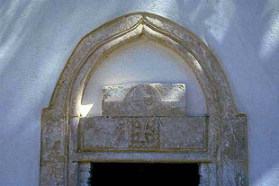 Le décoratif portail de l'église de Zoodohos Pigi à Pirgou