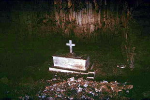 La tombe commune des victimes dans la grotte de Melidoni