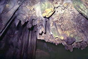 Stalactites dans la grotte de Melidoni