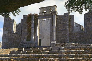Η πρόσοψη της εκκλησίας της Μονής Χαλέπα