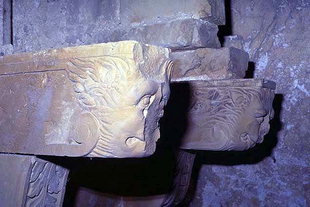 Les soutiens de la tombe dans l'église de la Panagia, Drakonero, Prinos