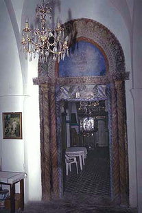 Le portail unique de l'église d'Agios Georgios, Kamariotis