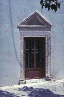 Le portail de l'église d'Agios Ioannis à Skouloufia