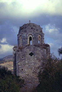 Il tamburo insolitamente alto della chiesa di Agios Antonios, Aggelianà