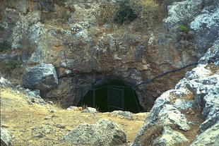 L'ingresso della grotta di Melidoni