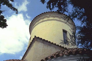 Der hohe Sockel und die Kuppel der Panagia in Tsikalaria