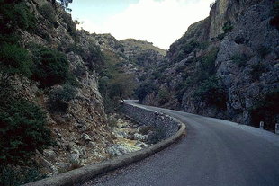 La route à travers la Gorge de Therisos