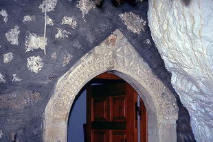 Décorations sur le portail de la chapelle d'Agia Paraskevi à Christos