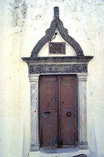 Il decorativo portale della chiesa di Agios Antonios a Kalamafka