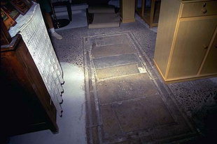 Ο τάφος μέσα στην εκκλησία της Παναγίας και του Αγίου Νικολάου, Ανατολή