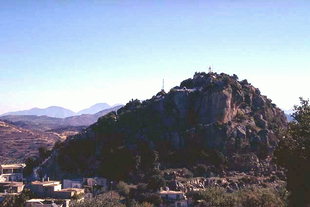 La colline de Kastellos à Kalamafka