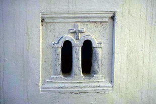 La fenêtre de l'église d'Agios Georgios à Kato Fourni